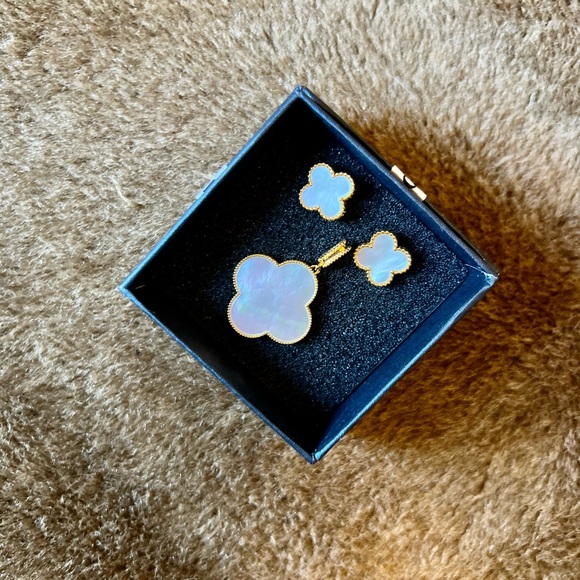 Clover Pendant ONLY‼️ Earrings was already sold - Picture 1 of 1